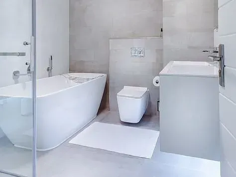 Un baño con bañera, inodoro, lavabo y ducha.